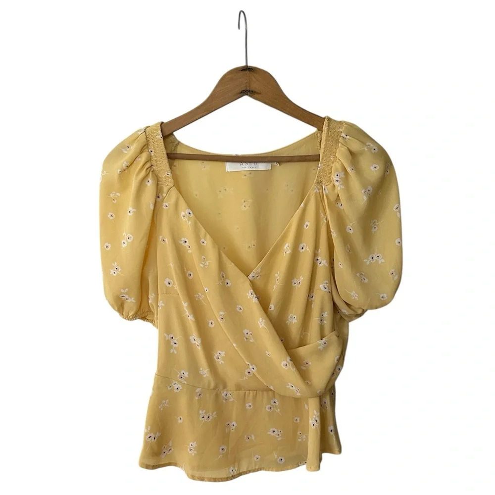ASTR the label | Women’s Butter Yellow Floral Vneck Ruffle Hem Puff SleeveTop, S